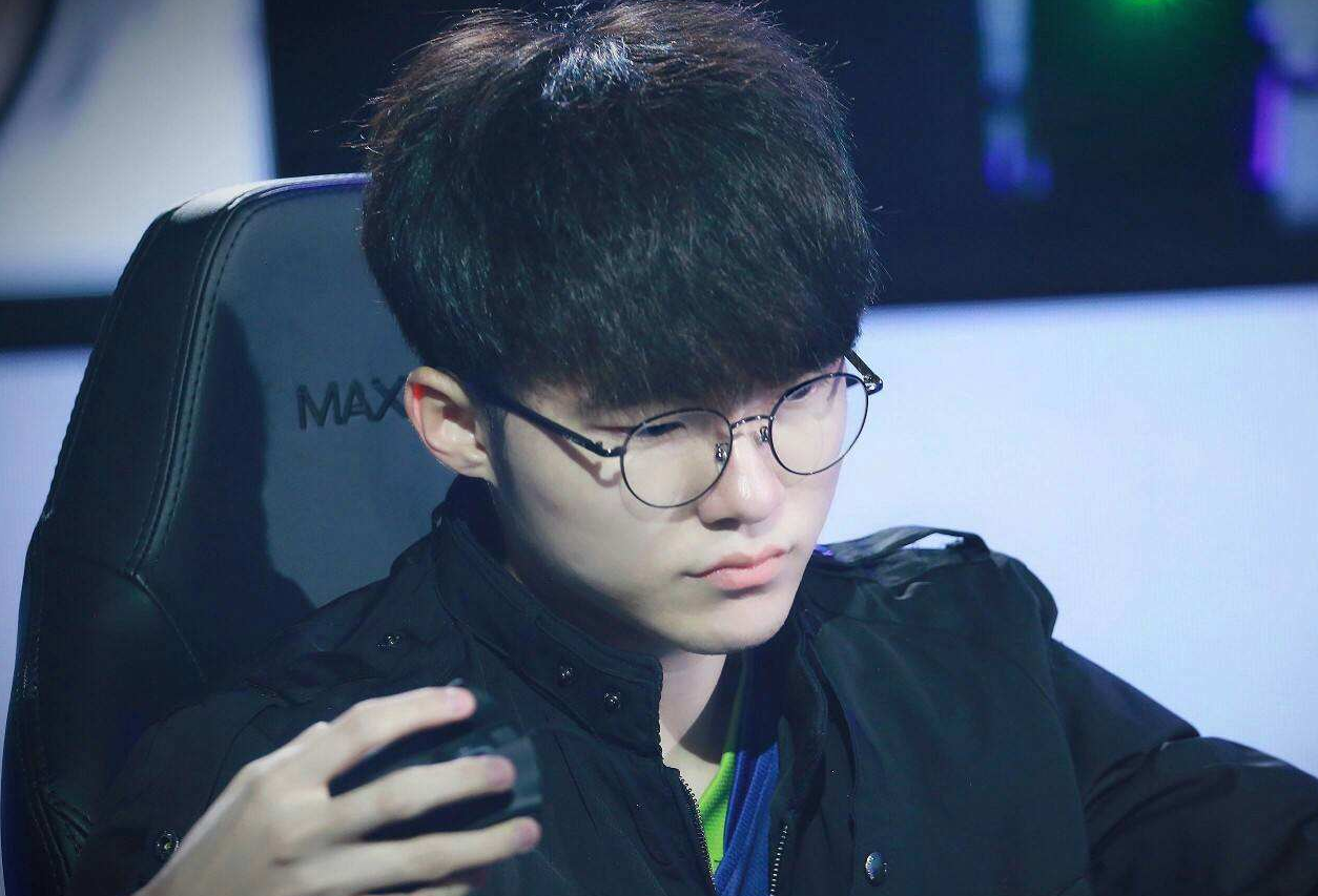 WE赛后群访：Fofo说Jiejie赛前表示要抓中，但根本抓不到